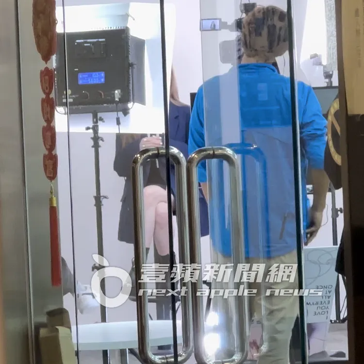 王心凌（左）穿上短裙和西裝外套，小露一雙雪白美腿。特勤中心攝