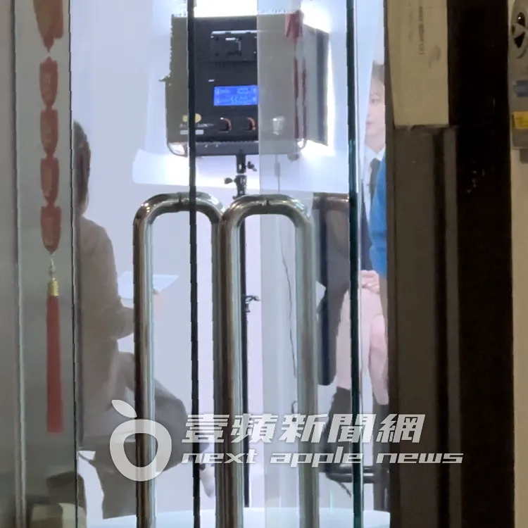 王心凌（右）一身招牌學院風打扮，認真接受訪問工作。特勤中心攝