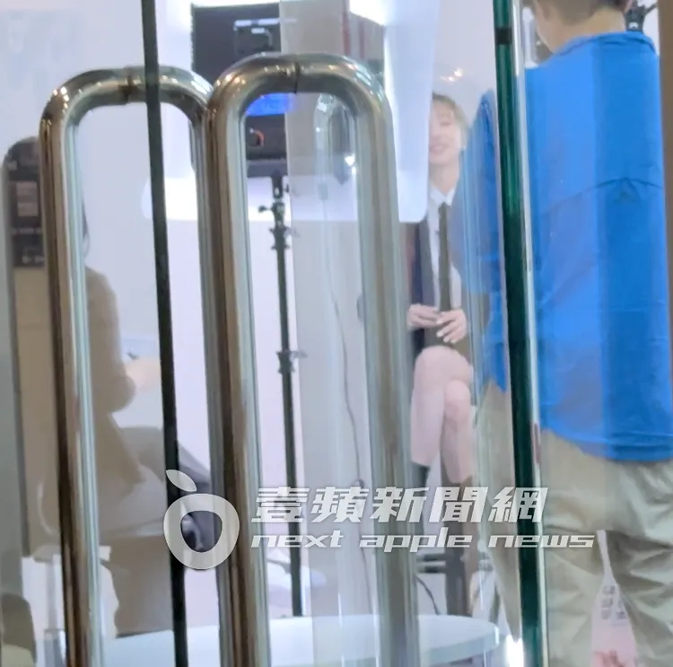 王心凌（中）換穿白襯衫、搭配黑細領帶，招牌學院風經典裝扮，彷彿時光倒流回到20歲。特勤中心攝