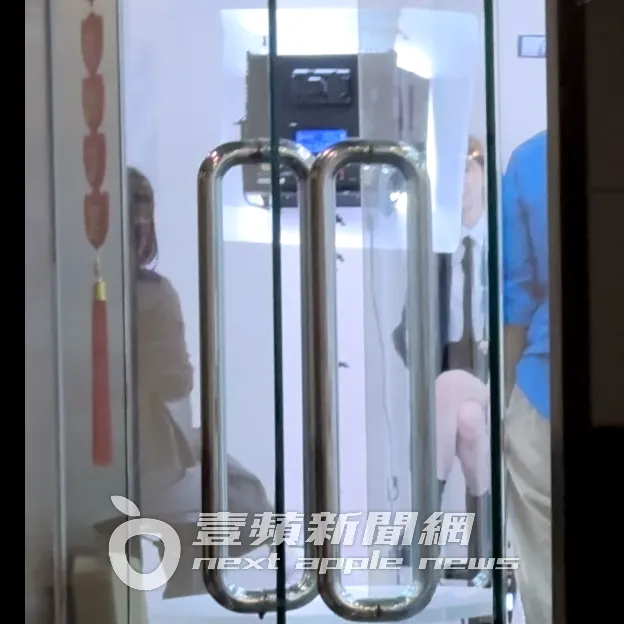 王心凌（右）專注凝聽對方內容，做出回應。特勤中心攝