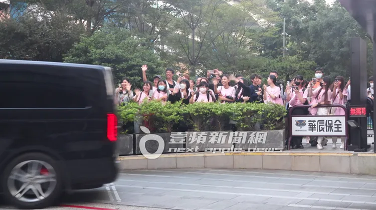 王心凌的保母車開出車道，粉絲們尖叫聲連連。特勤中心攝