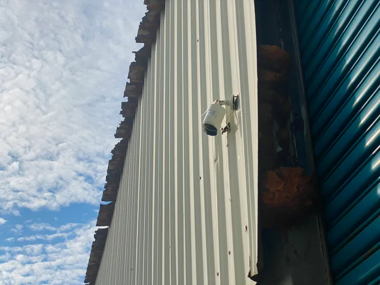 8支監視器被砸毀，連主機也被拆走。王志弘攝