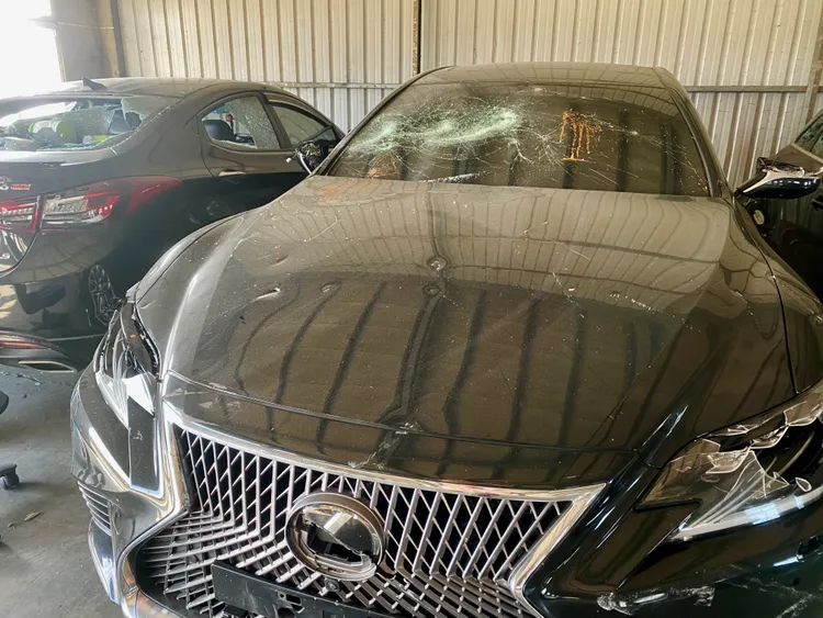 新車要價400、500萬的Lexus Ls500也傷痕累累。王志弘攝