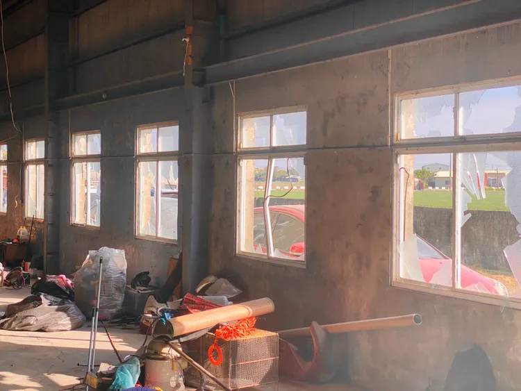 店內30幾片車窗全破。王志弘攝