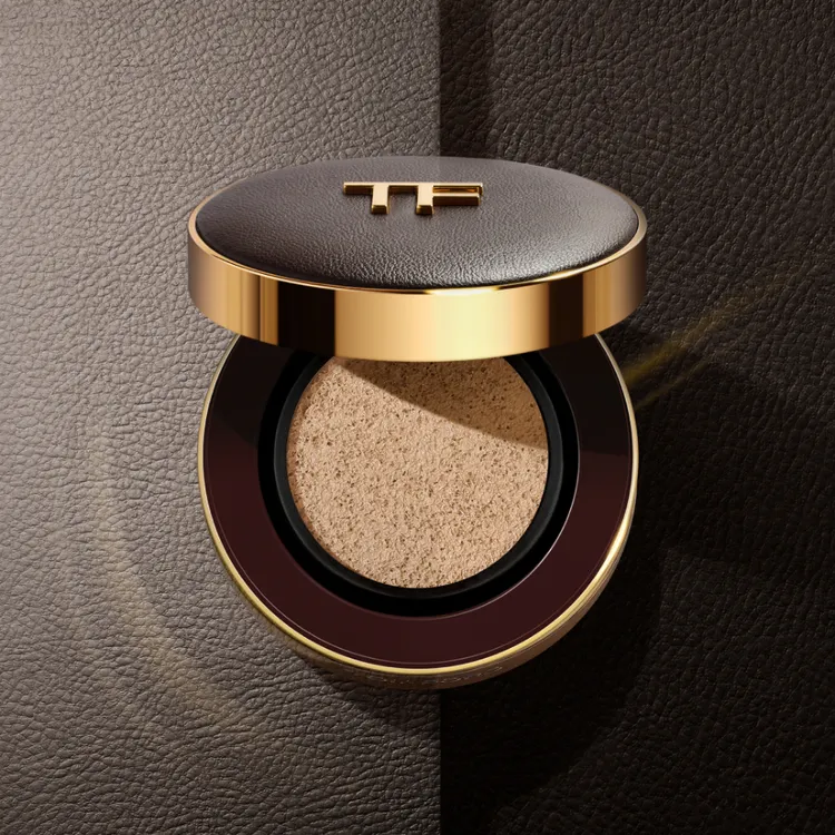 限定皮革氣墊粉餅盒，1250元。品牌提供