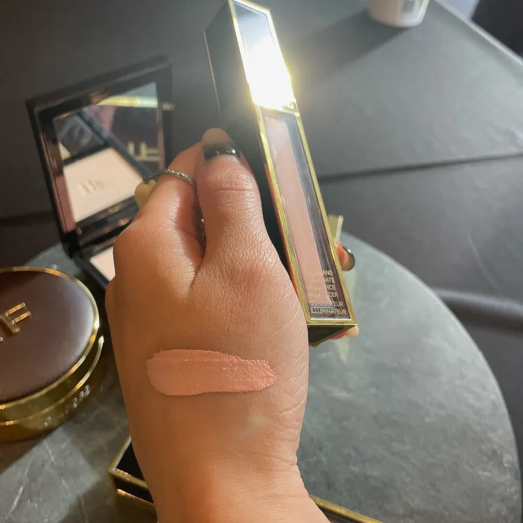 最上鏡奢華亮彩校色膏質地。張家玲攝