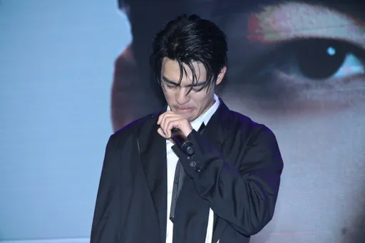 陳昊森發片唱到哭了　工作人員見狀衝上台拭淚