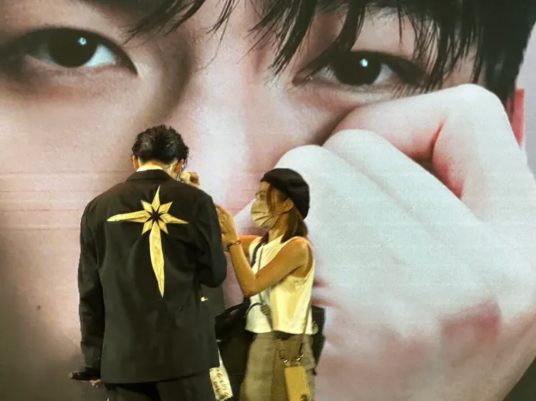 陳昊森哭了，工作人員衝上台為他拭淚。林丞偉攝