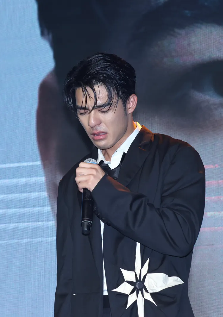 陳昊森哭到淚水止不住。娛樂中心攝