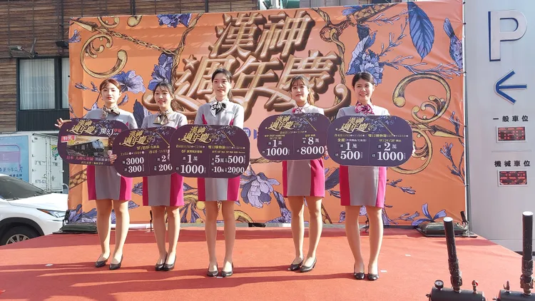 漢神週年慶推出多項優惠，抽獎特獎為市價106萬的日本九州七星號豪華列車雙人之旅。凃建豐攝