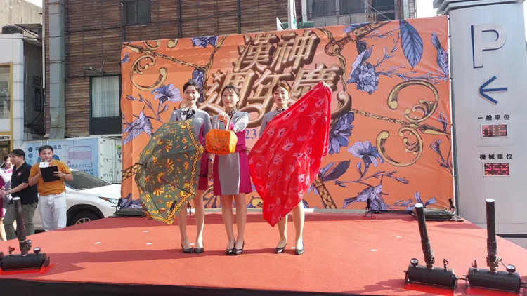 漢神週年慶宣傳活動，現場秀出週年慶會員禮。凃建豐攝