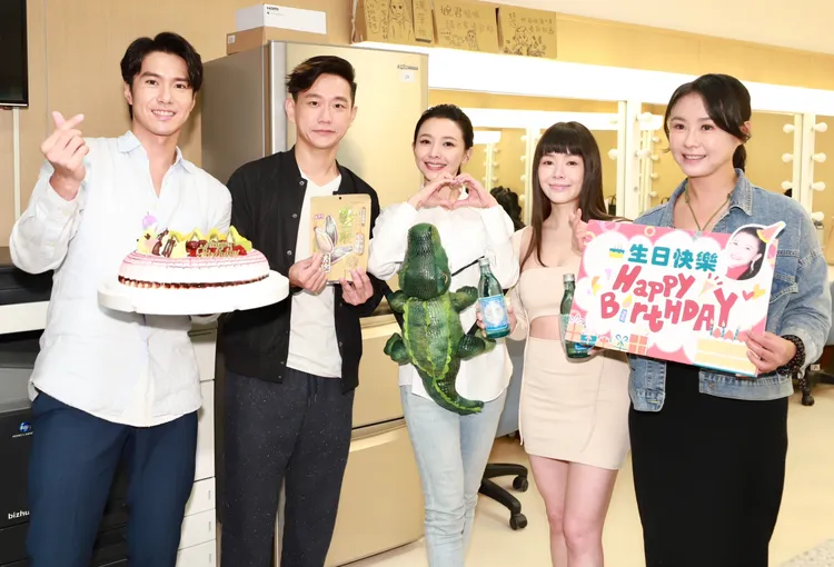 《愛的榮耀》演員洪浩竣（左起）、陳家逵、陳妍安（右起）、陳又榕幫吳婉君慶生。民視提供