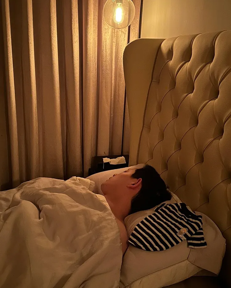 敖犬為了讓女友發發好眠，與愛犬一起睡在沙發上。翻攝發發IG