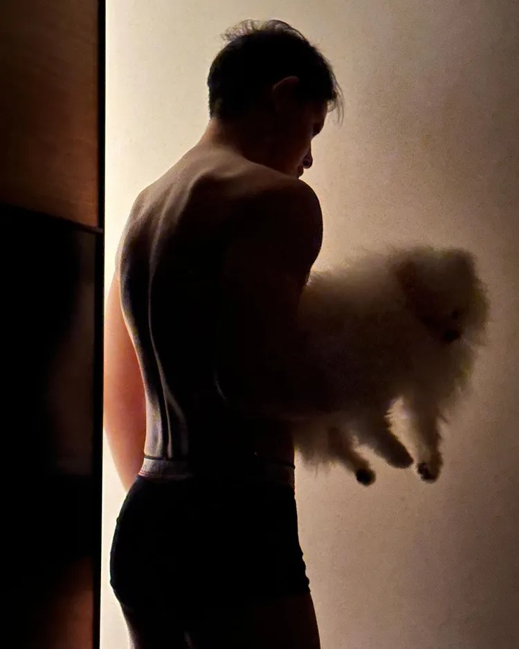 敖犬為了讓女友發發好眠，與愛犬一起睡在沙發上。翻攝發發IG