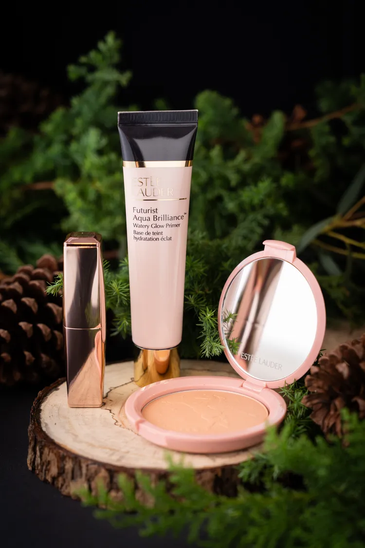 永恆星願仙氣唇頰組，包含40ml粉保濕水啵啵妝前精華、粉嫩慾望晶透潤唇膏#04紅寶石、頰彩打亮盤，2960元。品牌提供