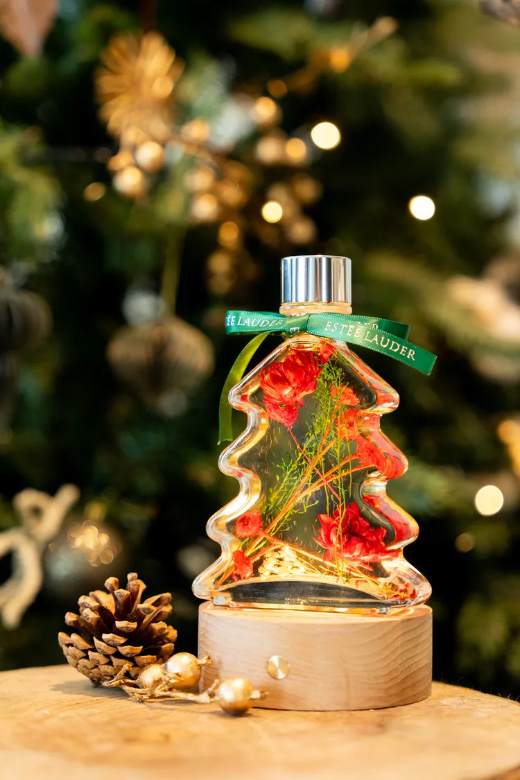 11月24日起，於指定櫃點購買永恆星願小棕瓶，可預約體驗限量手作永恆星願永生花燈。品牌提供