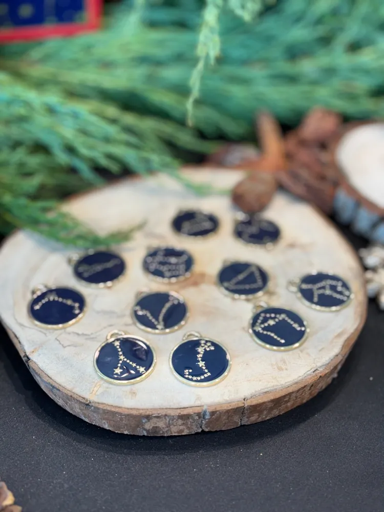 聖誕禮袋包裝會搭配的訂製十二星座掛飾。張家玲攝