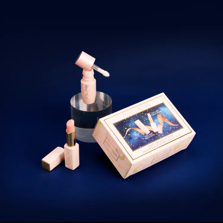 永恆星願粉嫩美唇組，包含粉嫩慾望潤色護唇膏、粉嫩慾望撫紋修護精華，2200元。品牌提供