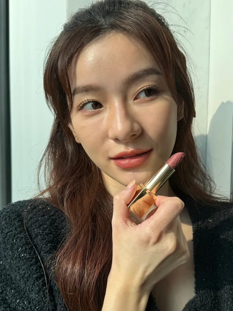 Model示範奢華5色唇彩組中的絕美奢潤精萃唇膏#561烏龍玫瑰。張家玲攝