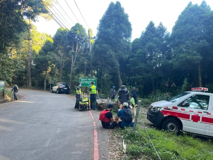 警消救援摔落邊坡的登山客。翻攝臉書「靠北登山大小事」