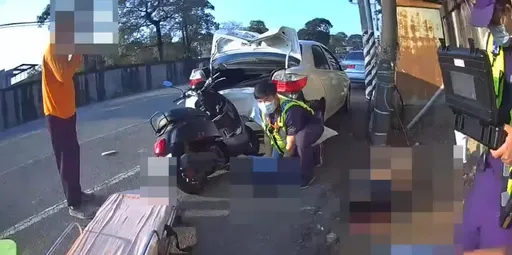 3歲童站機車踏板喪命 媽媽騎車撞路肩汽車!天人永隔