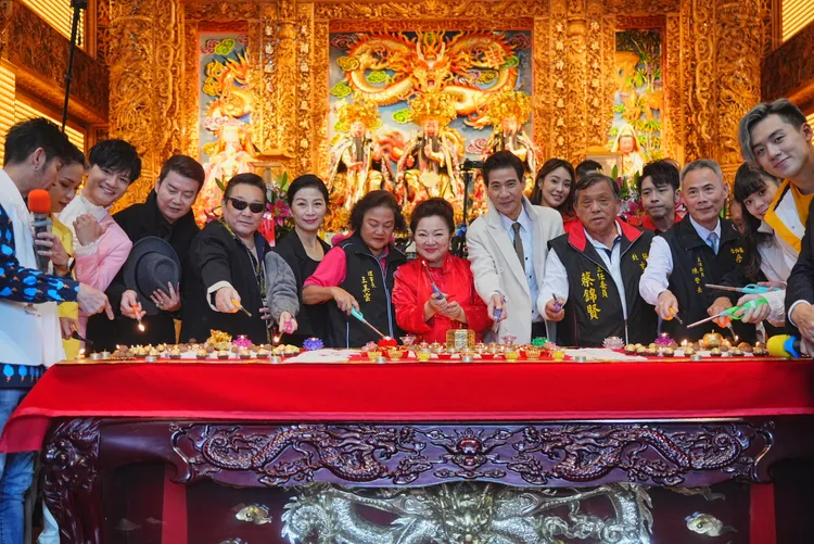 賀聖宮今天舉行點燈祈福儀式，曾俊玟（左起）、尤娜、明亮、倪齊民、林義芳、方文琳、賀聖宮宮主王美雲、白冰冰、翁 家明、張耘芝、蔡錦賢議員、游東諺、松柏嶺受天宮主委陳登岳、胡子萱、葛兆恩等人共襄盛舉。 《天知道》提供