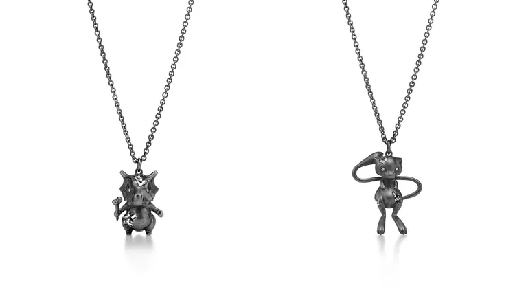 卡拉卡拉Cubone（左）、夢幻Mew（右）純銀鑲鑽鍊墜。品牌提供