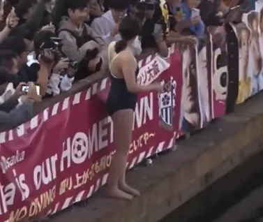 女球迷跳道頓堀川，引起現場群眾歡呼。取自大谷ステーション推特