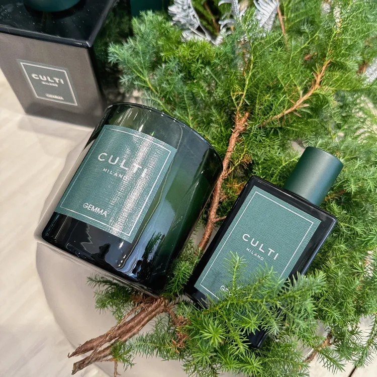CULTI MILANO槲寄生吻限量系列香氛蠟燭（左）270g／2300元、居家噴霧（右）100ml／1650元。張家玲攝