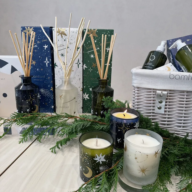 bamford肉桂&丁香、天竺葵、冷杉&尤加利3香氣居家香氛，擴香各250ml／3200元、香氛蠟燭各140g／1800元。張家玲攝