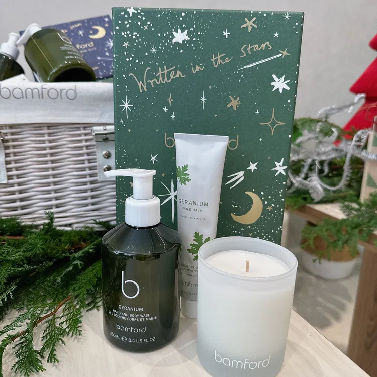 bamford限量經典香氛禮盒，包含250ml天竺葵沐浴露、75ml天竺葵護手霜、140g餘暉香氛蠟燭，3300元。張家玲攝