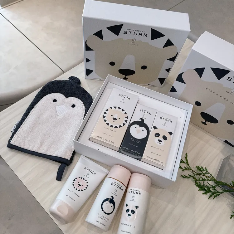 DR.BARBARA STURM寶寶與企鵝洗護禮盒，包含150ml寶寶牛奶泡泡浴、150ml寶寶洗髮沐浴露、150ml寶寶身體乳霜、企鵝洗澡手巾，4500元。張家玲攝