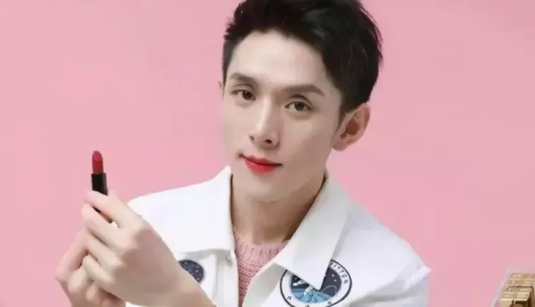 中國「口紅一哥」直播主李佳琦嗆聲網友工作不努力，買不起他帶貨的口紅。翻攝微博/李佳琦