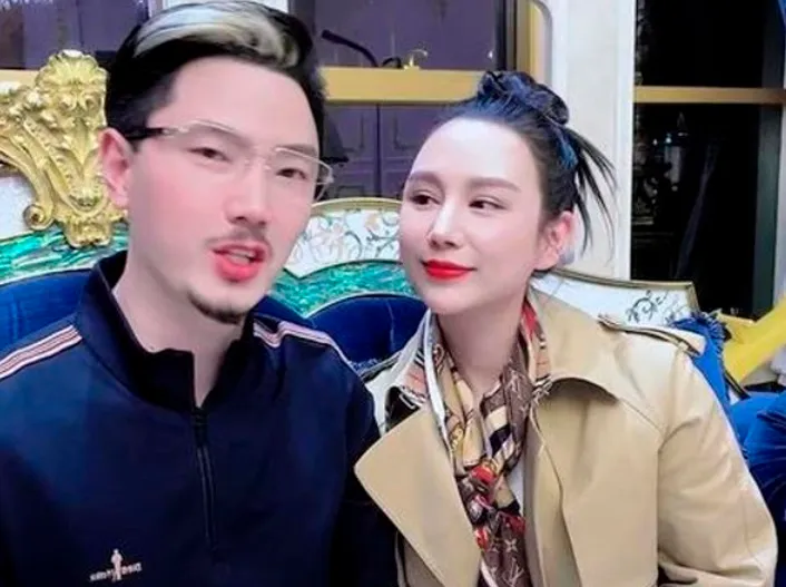 中國網友人肉搜索，這名不講武德的直播主應該就是網紅夫妻檔「國岳夫婦」中的國岳（左）。翻攝微博/國岳夫婦