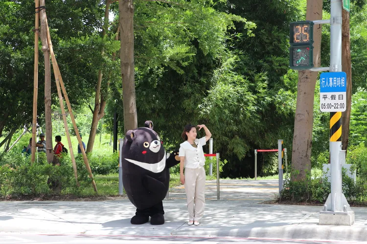 「看」過馬路隨時注意周遭車輛動態。市府提供