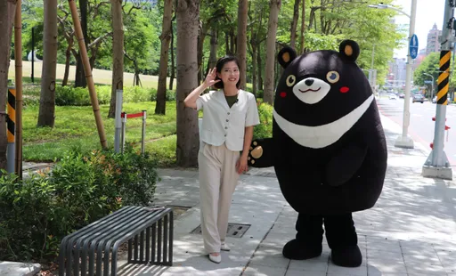 美女發言人周璟瑜攜手「高雄熊」停看聽 宣傳交通安全一次就懂