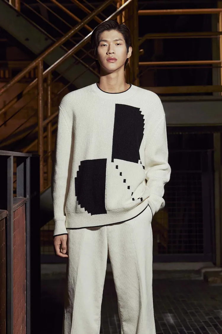 聯名服飾以條紋、色塊等設計呈現。品牌提供