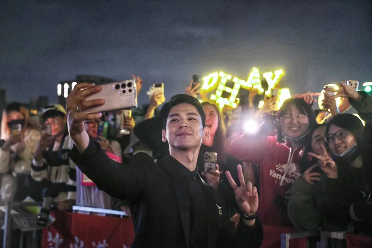 林柏宏與粉絲玩自拍。林林攝