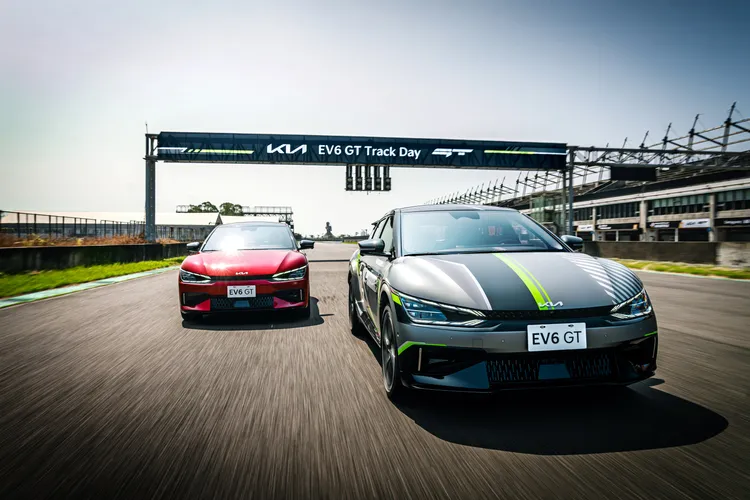 Kia總代理台灣森那美起亞與「大鵬灣國際賽道」暨「大鵬賽道駕訓中心」跨界合作，前30名下訂Kia EV6 GT的車主，可享「大鵬灣賽道純電超跑訓練課程」。業者提供