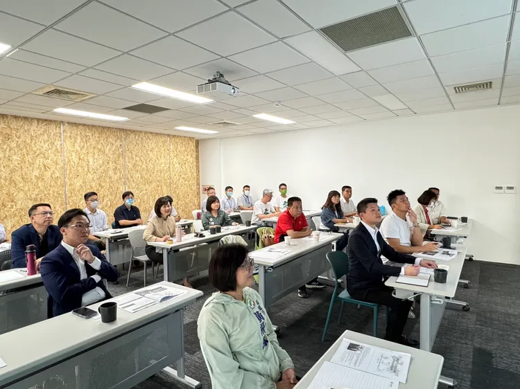 藍綠議員報名「淨零學院民代概念班」上課不缺席。議會提供