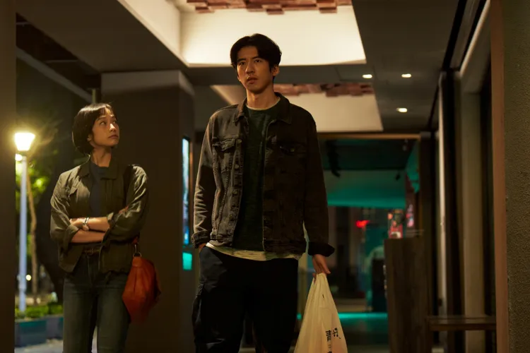 傅孟柏飾演的朱坡（右）開始懷疑子東的身分。發起日影視提供