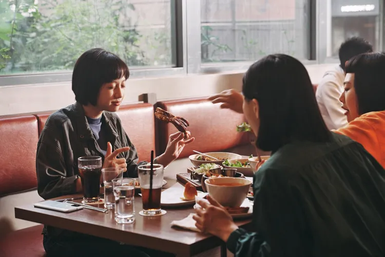 簡嫚書直接拿起肋排大啃，展現「大食怪」的魅力。發起日影視提供