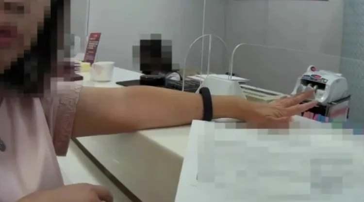 婦人起初不願相信自己遭到詐騙。翻攝畫面