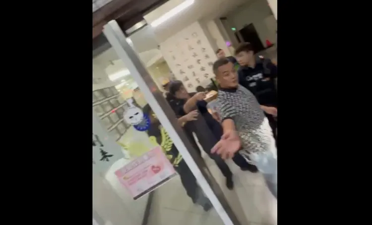 翁姓角頭帶人包圍派出所。翻攝自黑色豪門企業