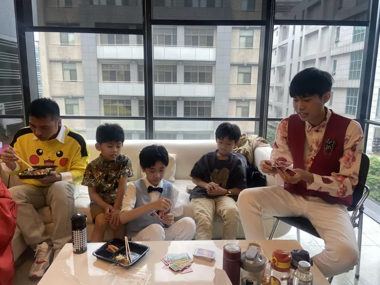 柯辰勳（右）陪小選手們玩UNO殺時間。翻攝鄭丹丹臉書