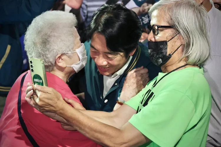 賴清德被支持者抱緊處理。林林攝