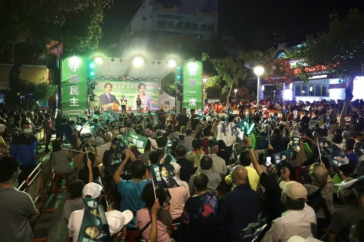 現場湧入大批民眾。林林攝