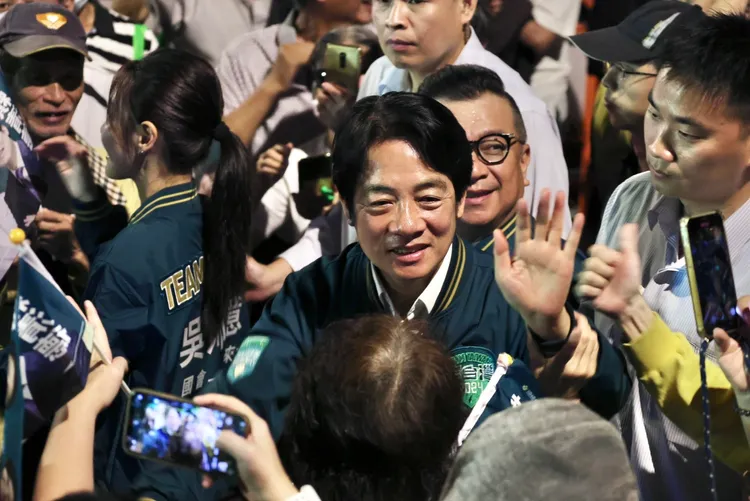 賴清德大進場受到鄉親簇擁。林林攝