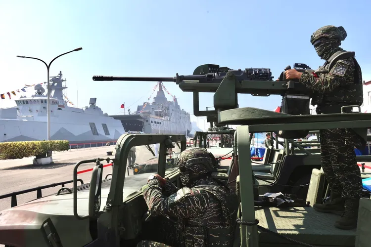 岸邊也展示多項軍事設備。林林攝