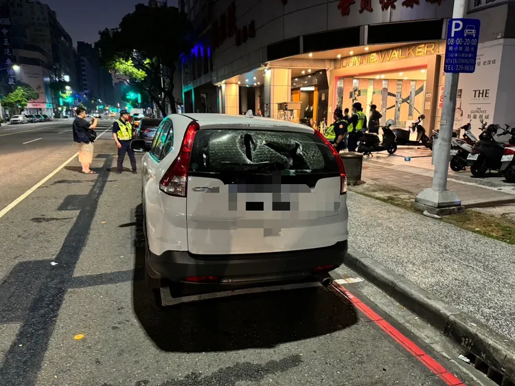 黑衣人砸店、砸車，警方正循線追查。翻攝畫面